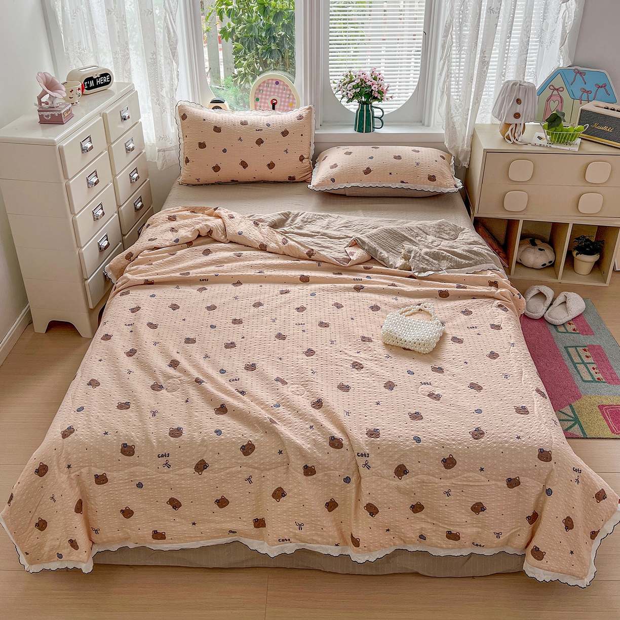 91家纺网 家纺一手货源 找家纺 金梦拉家纺 2026新款泡芙纱全棉小黑花边夏被四件套 咖色小猫