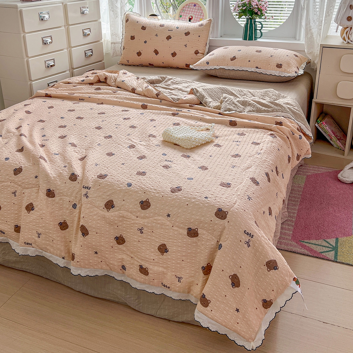 91家纺网 家纺一手货源 找家纺 金梦拉家纺 2026新款泡芙纱全棉小黑花边夏被四件套 咖色小猫