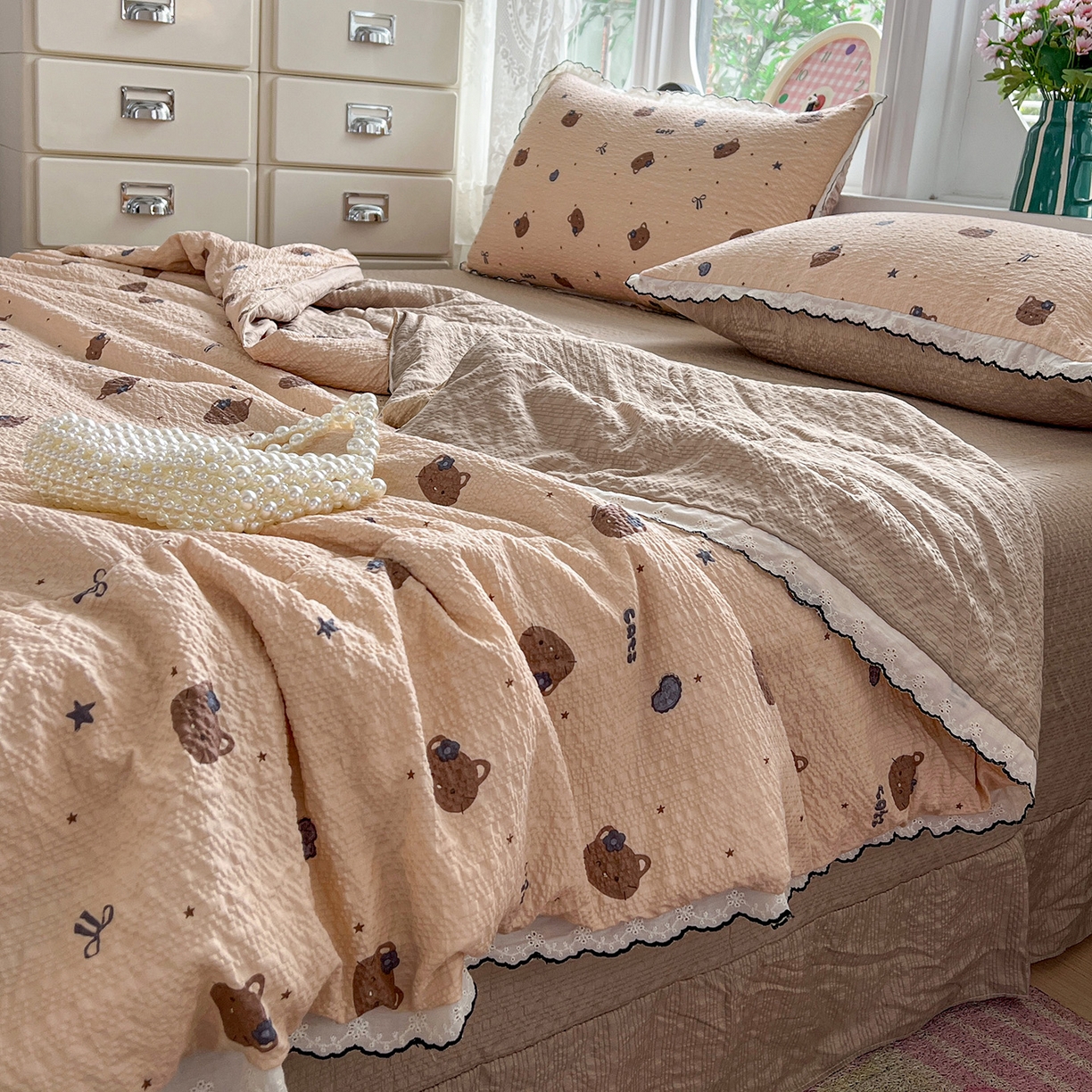 91家纺网 家纺一手货源 找家纺 金梦拉家纺 2026新款泡芙纱全棉小黑花边夏被四件套 咖色小猫