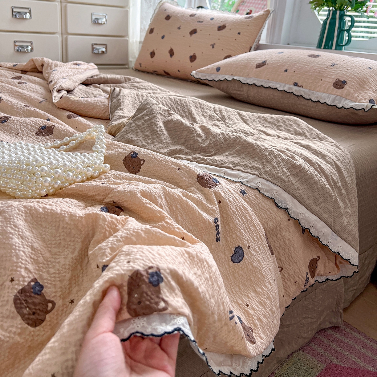 91家纺网 家纺一手货源 找家纺 金梦拉家纺 2026新款泡芙纱全棉小黑花边夏被四件套 咖色小猫