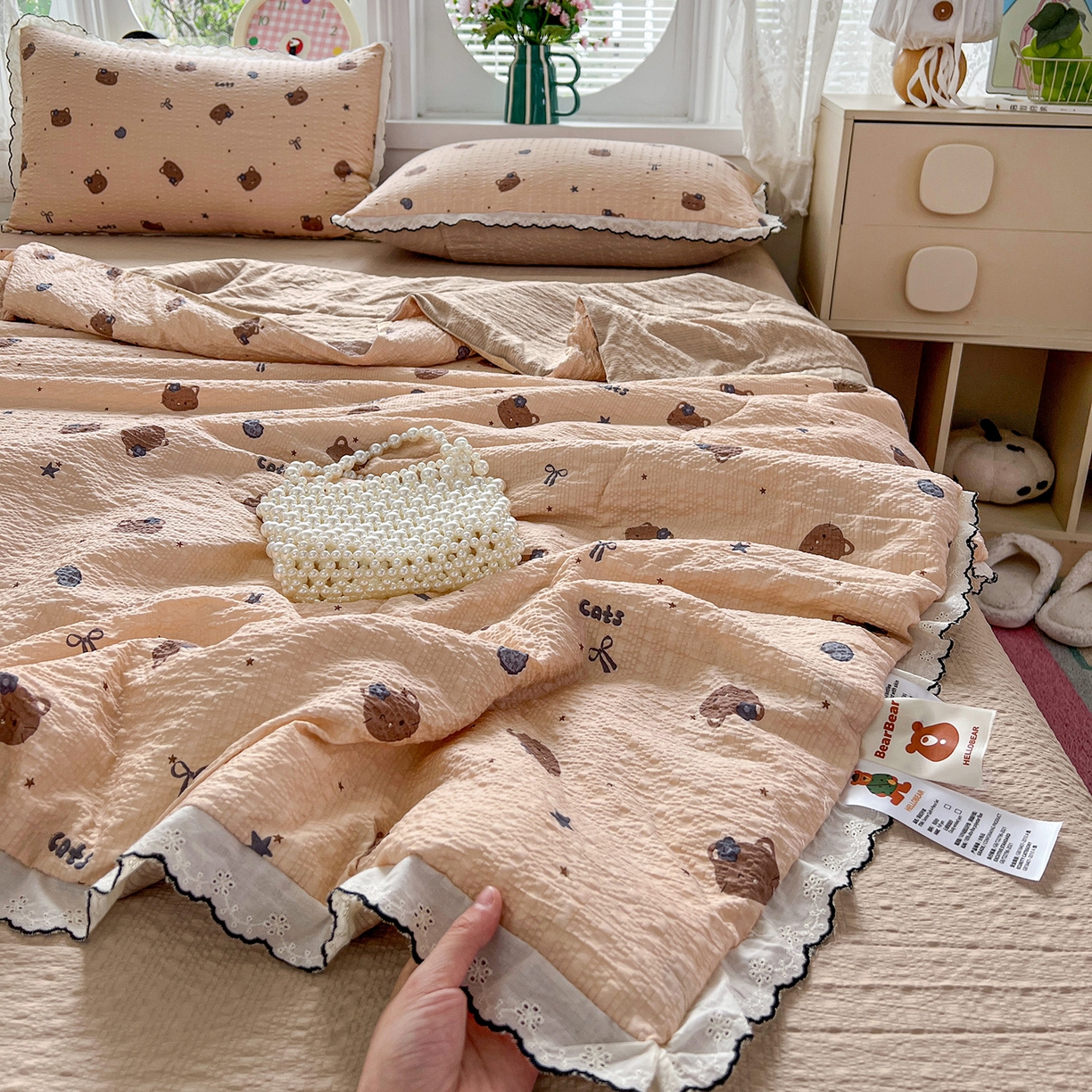 91家纺网 家纺一手货源 找家纺 金梦拉家纺 2026新款泡芙纱全棉小黑花边夏被四件套 咖色小猫