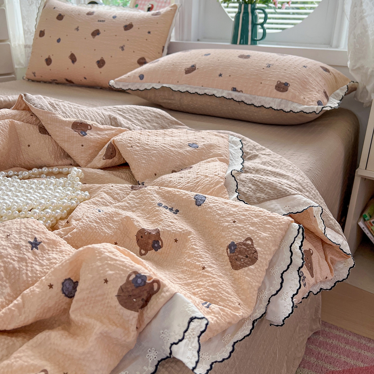 91家纺网 家纺一手货源 找家纺 金梦拉家纺 2026新款泡芙纱全棉小黑花边夏被四件套 咖色小猫