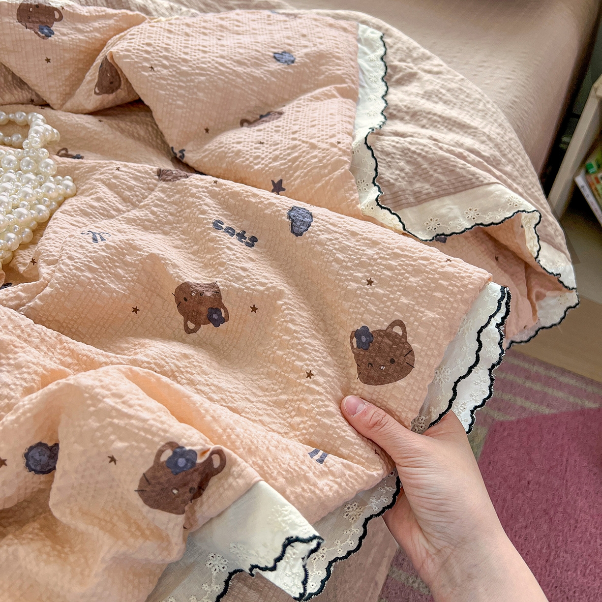 91家纺网 家纺一手货源 找家纺 金梦拉家纺 2026新款泡芙纱全棉小黑花边夏被四件套 咖色小猫