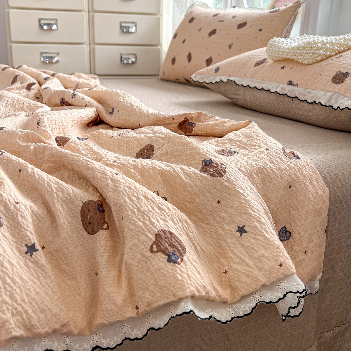 91家纺网 家纺一手货源 找家纺 金梦拉家纺 2026新款泡芙纱全棉小黑花边夏被四件套 咖色小猫