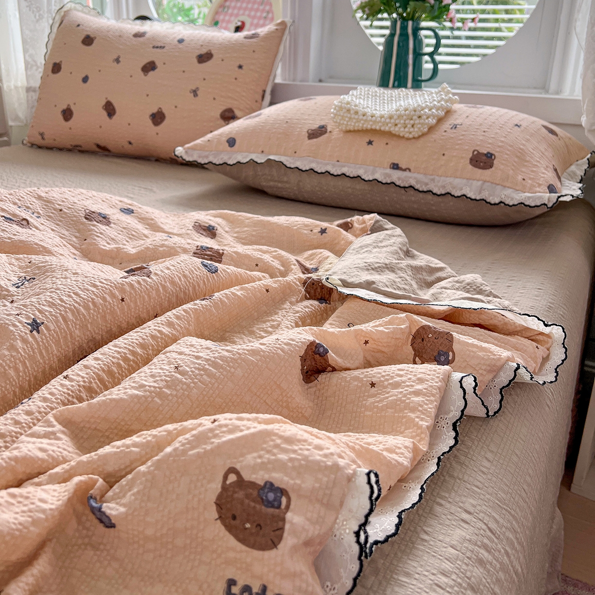 91家纺网 家纺一手货源 找家纺 金梦拉家纺 2026新款泡芙纱全棉小黑花边夏被四件套 咖色小猫