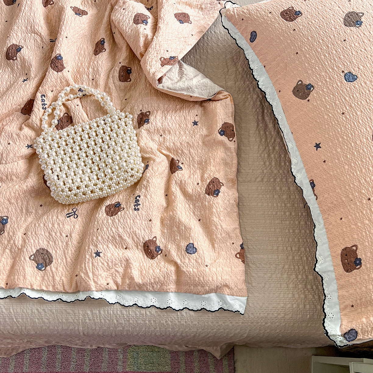 91家纺网 家纺一手货源 找家纺 金梦拉家纺 2026新款泡芙纱全棉小黑花边夏被四件套 咖色小猫