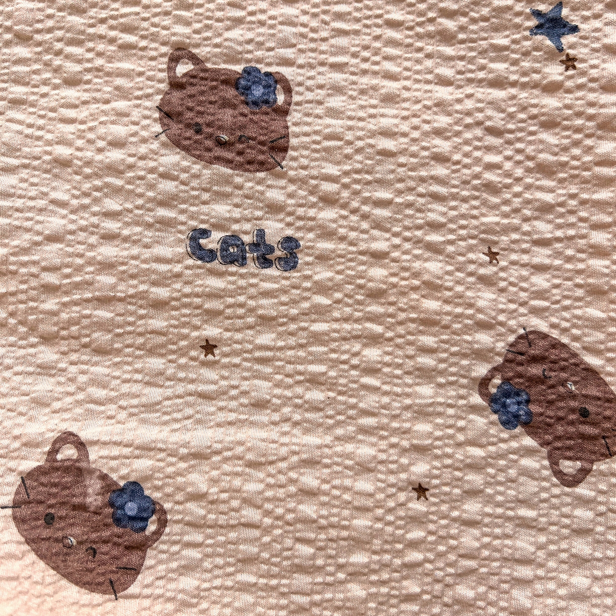 91家纺网 家纺一手货源 找家纺 金梦拉家纺 2026新款泡芙纱全棉小黑花边夏被四件套 咖色小猫