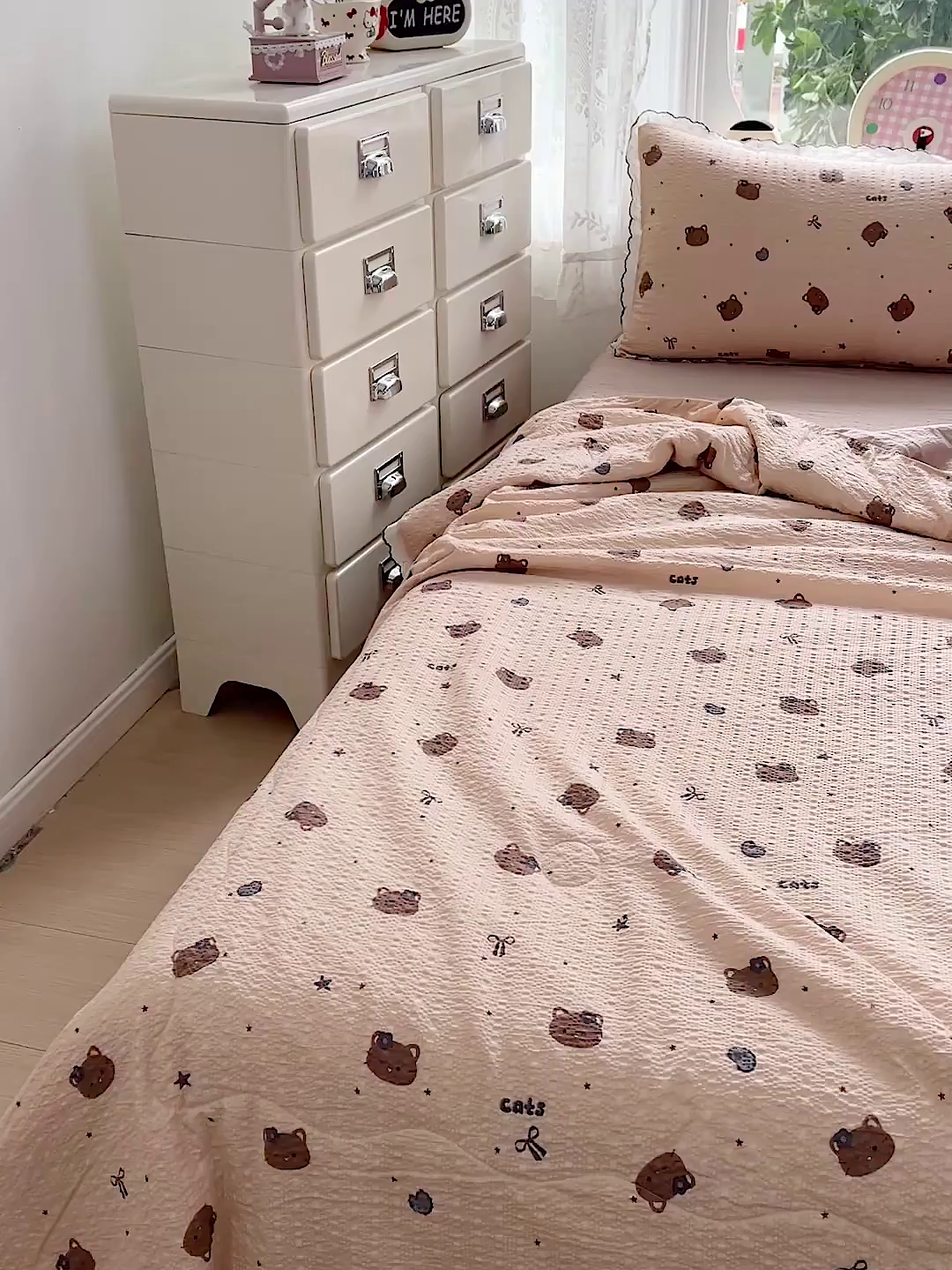 91家纺网 家纺一手货源 找家纺 金梦拉家纺 2026新款泡芙纱全棉小黑花边夏被四件套 咖色小猫