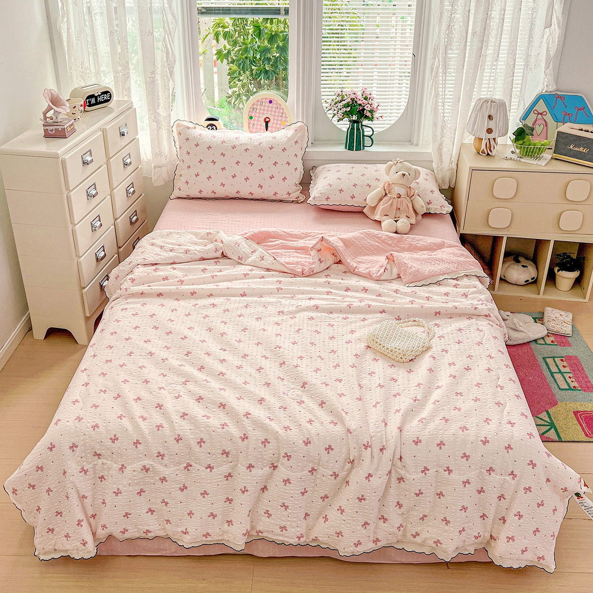 91家纺网 家纺一手货源 找家纺 金梦拉家纺 2026新款泡芙纱全棉小黑花边夏被四件套 可爱蝴蝶结