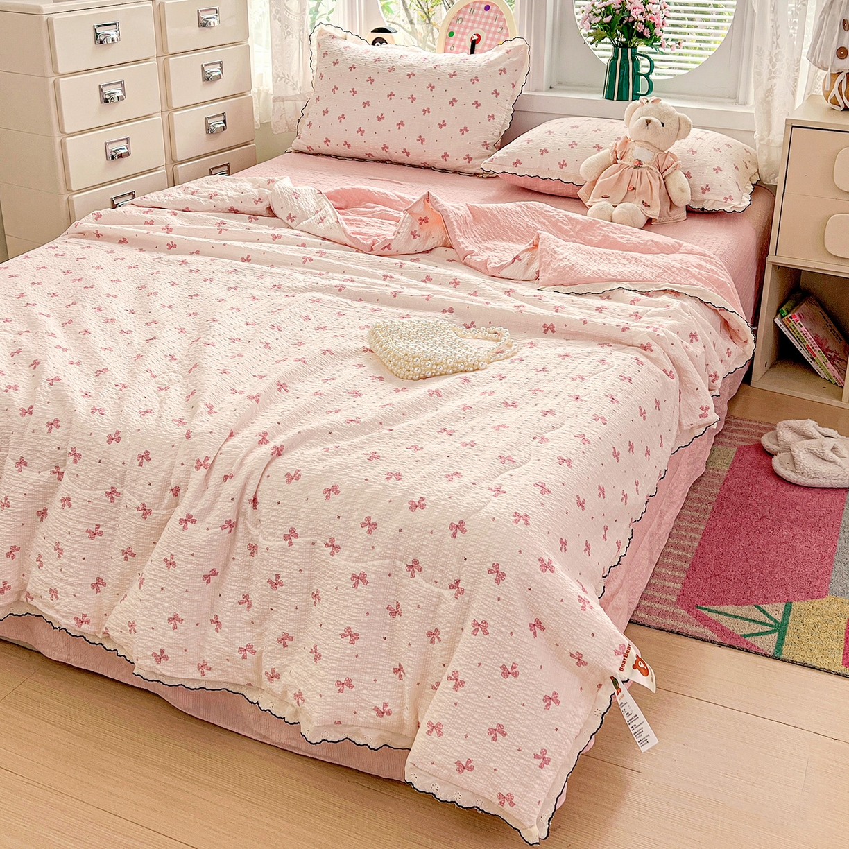 91家纺网 家纺一手货源 找家纺 金梦拉家纺 2026新款泡芙纱全棉小黑花边夏被四件套 可爱蝴蝶结