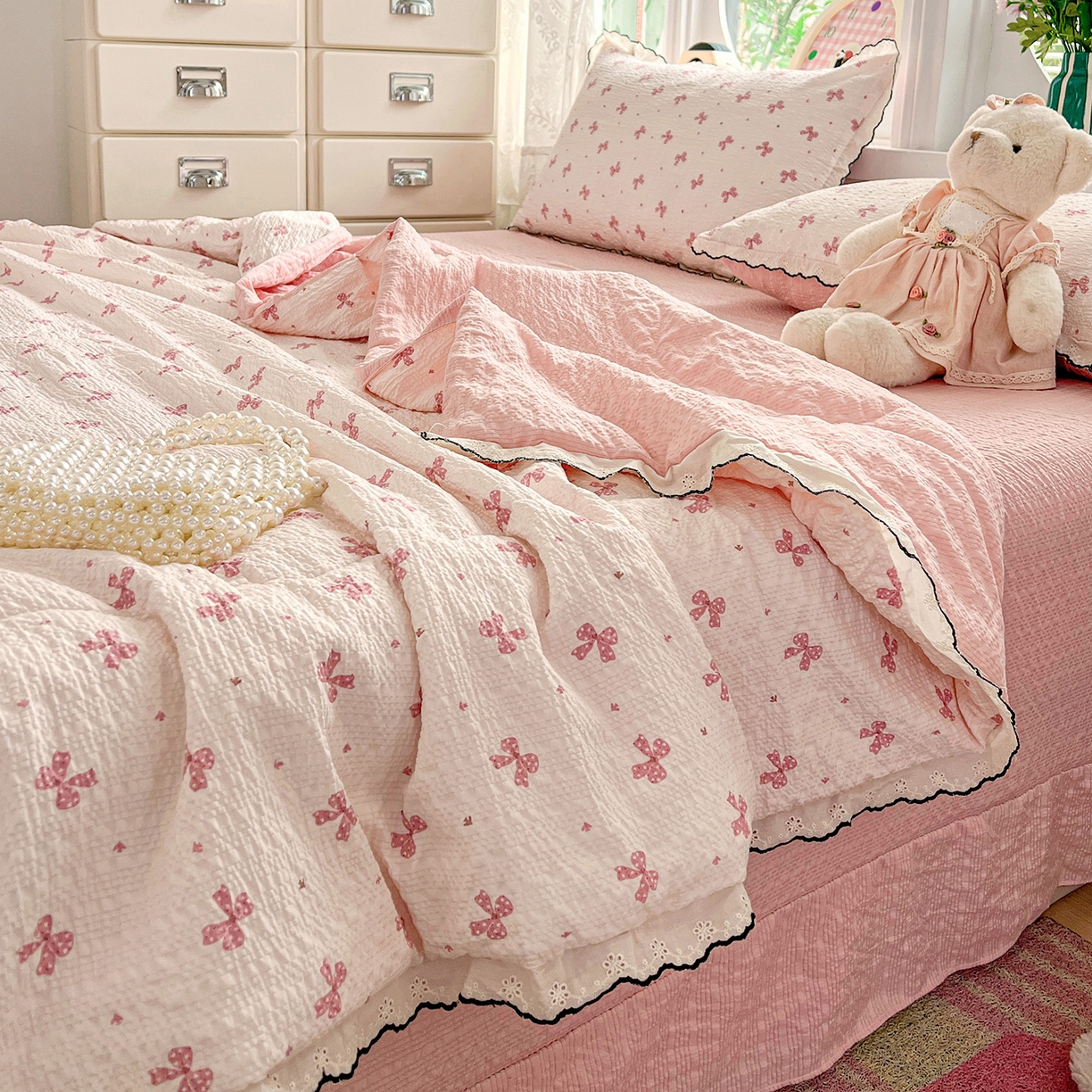 91家纺网 家纺一手货源 找家纺 金梦拉家纺 2026新款泡芙纱全棉小黑花边夏被四件套 可爱蝴蝶结