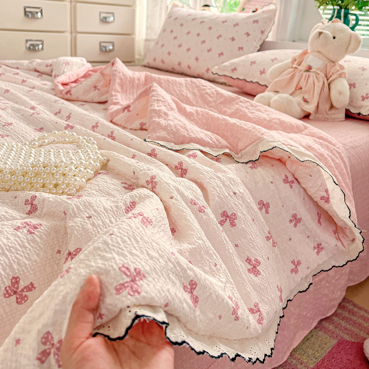 91家纺网 家纺一手货源 找家纺 金梦拉家纺 2026新款泡芙纱全棉小黑花边夏被四件套 可爱蝴蝶结