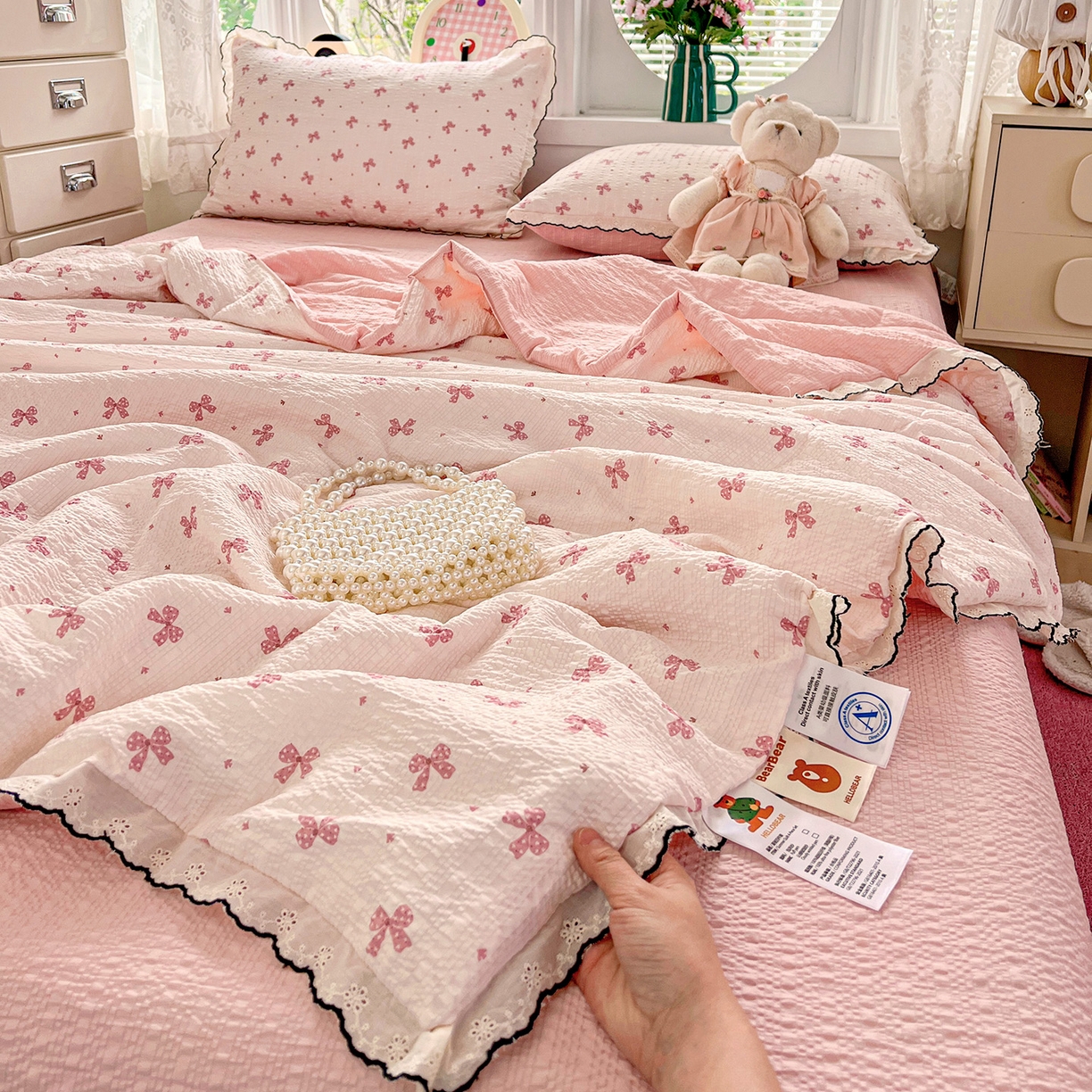 91家纺网 家纺一手货源 找家纺 金梦拉家纺 2026新款泡芙纱全棉小黑花边夏被四件套 可爱蝴蝶结