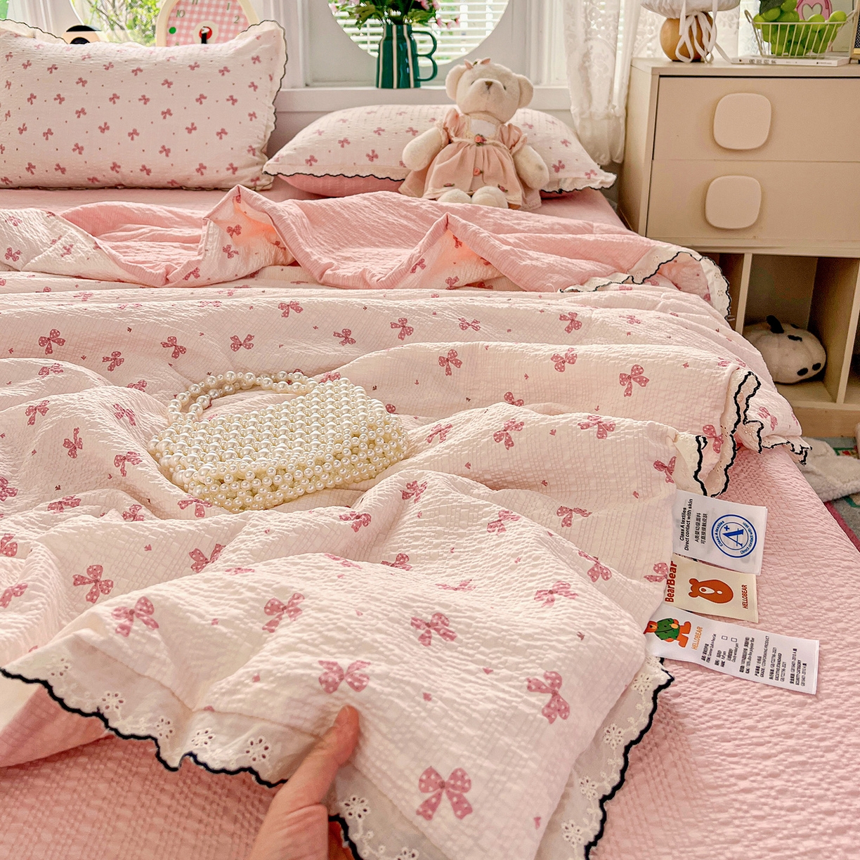 91家纺网 家纺一手货源 找家纺 金梦拉家纺 2026新款泡芙纱全棉小黑花边夏被四件套 可爱蝴蝶结