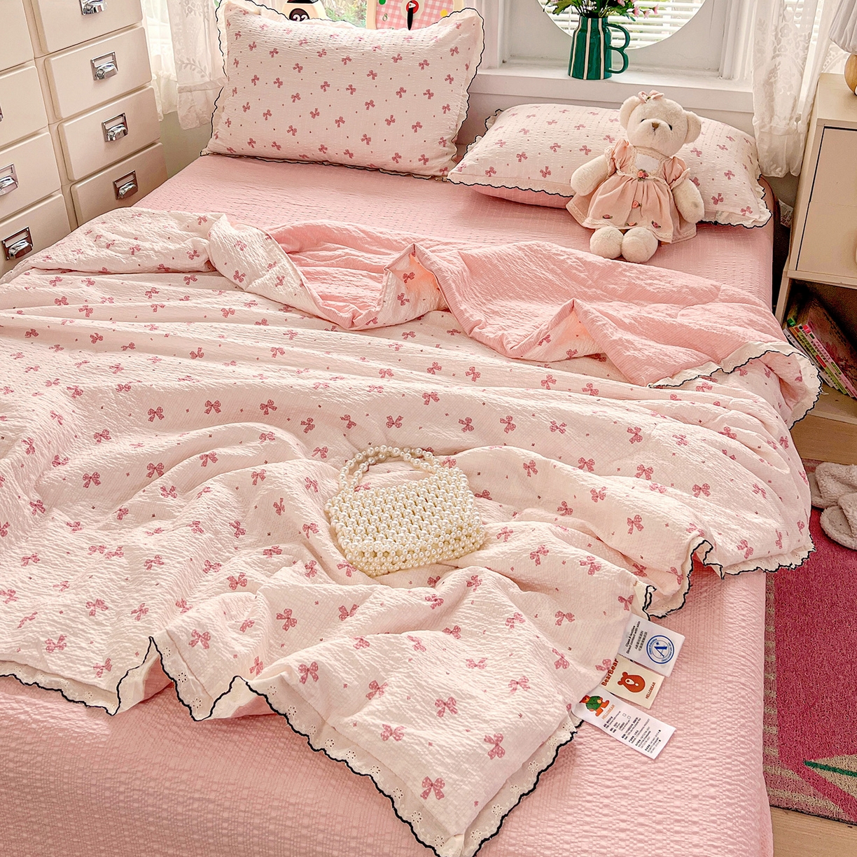 91家纺网 家纺一手货源 找家纺 金梦拉家纺 2026新款泡芙纱全棉小黑花边夏被四件套 可爱蝴蝶结