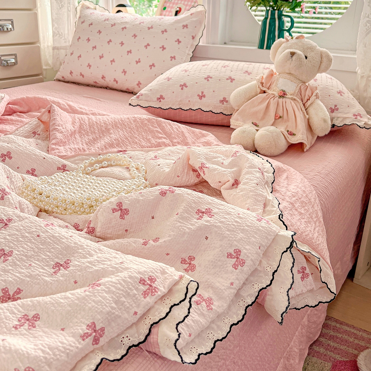 91家纺网 家纺一手货源 找家纺 金梦拉家纺 2026新款泡芙纱全棉小黑花边夏被四件套 可爱蝴蝶结