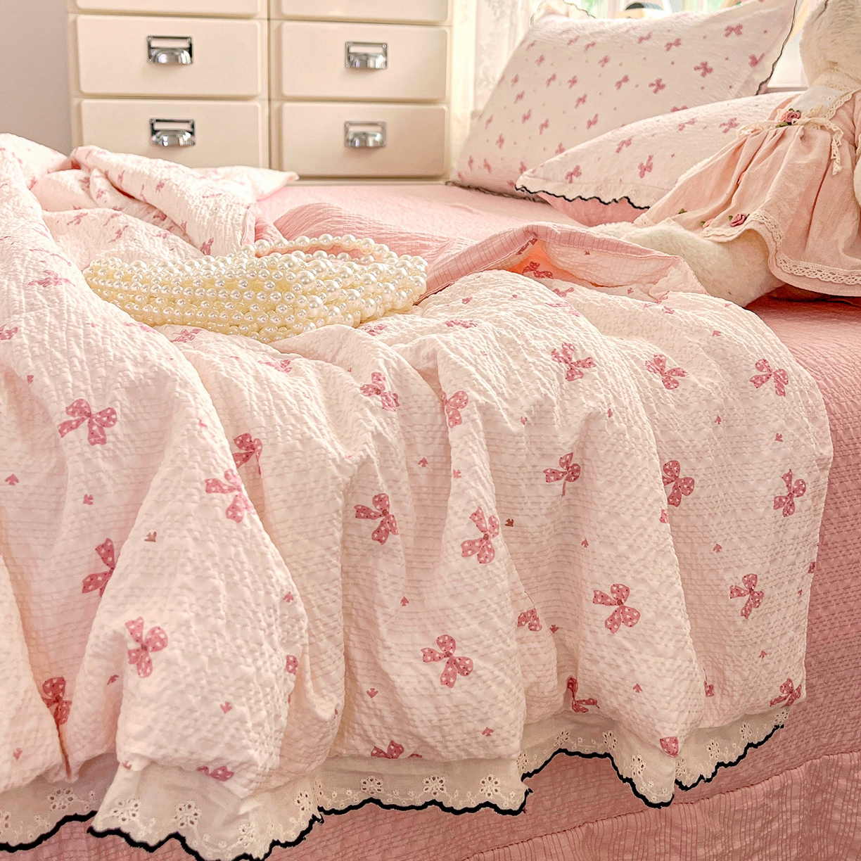 91家纺网 家纺一手货源 找家纺 金梦拉家纺 2026新款泡芙纱全棉小黑花边夏被四件套 可爱蝴蝶结