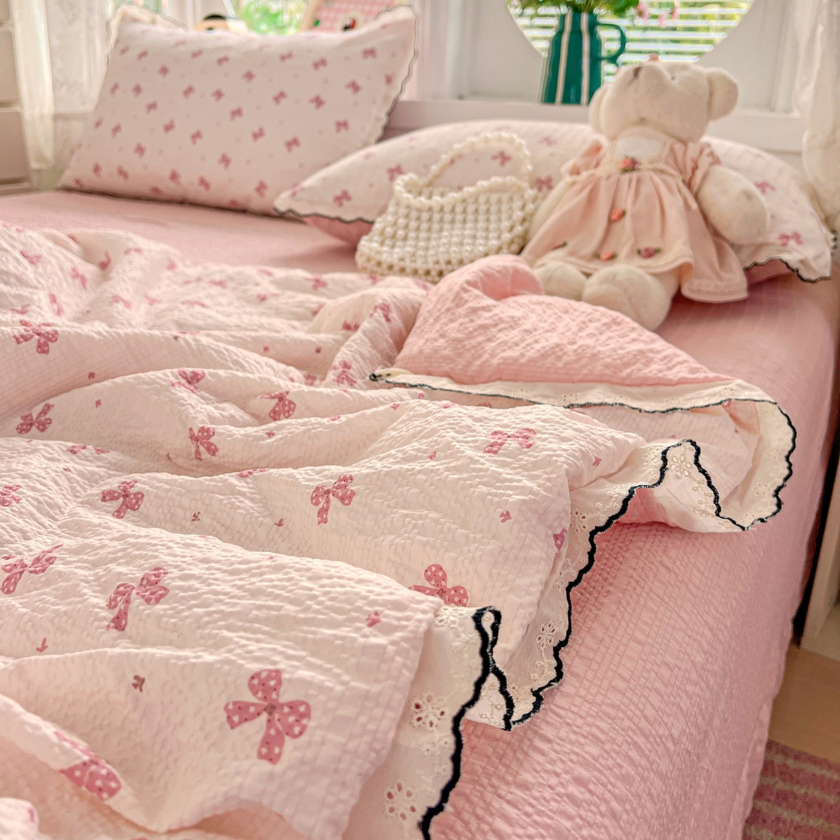 91家纺网 家纺一手货源 找家纺 金梦拉家纺 2026新款泡芙纱全棉小黑花边夏被四件套 可爱蝴蝶结