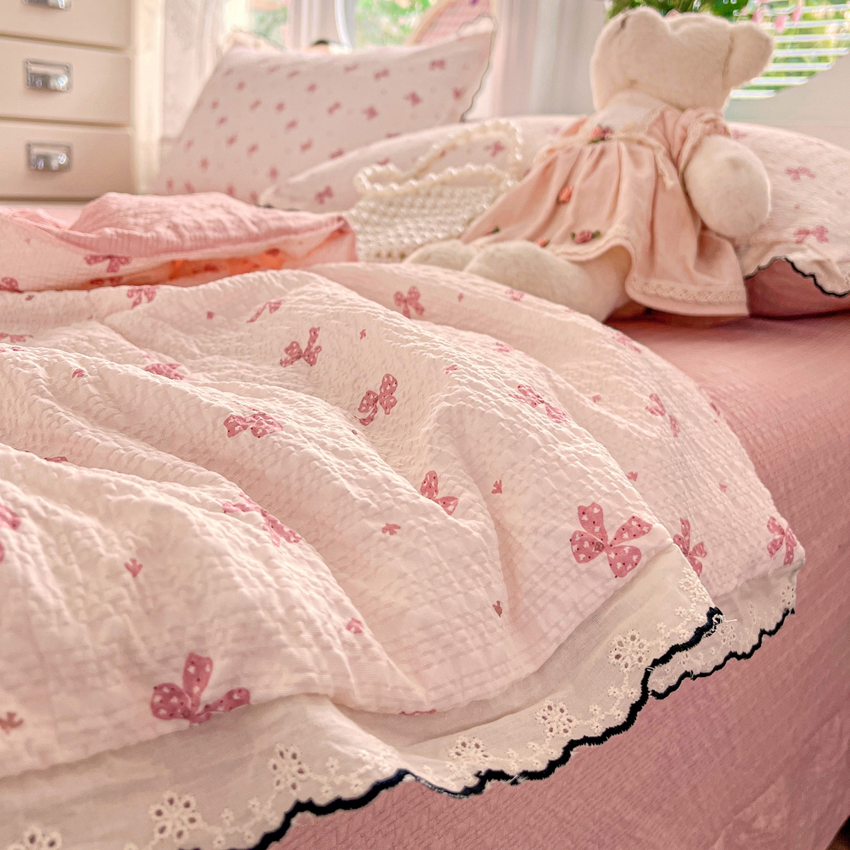 91家纺网 家纺一手货源 找家纺 金梦拉家纺 2026新款泡芙纱全棉小黑花边夏被四件套 可爱蝴蝶结