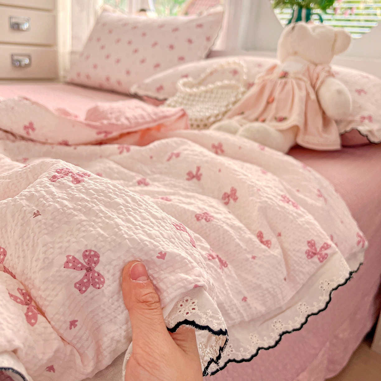 91家纺网 家纺一手货源 找家纺 金梦拉家纺 2026新款泡芙纱全棉小黑花边夏被四件套 可爱蝴蝶结