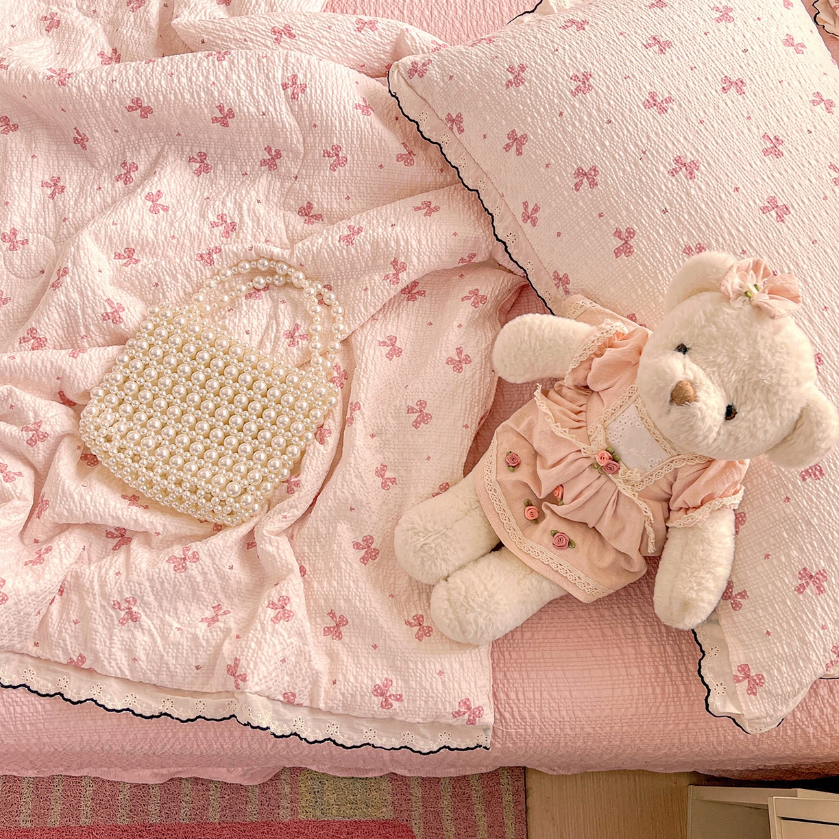 91家纺网 家纺一手货源 找家纺 金梦拉家纺 2026新款泡芙纱全棉小黑花边夏被四件套 可爱蝴蝶结