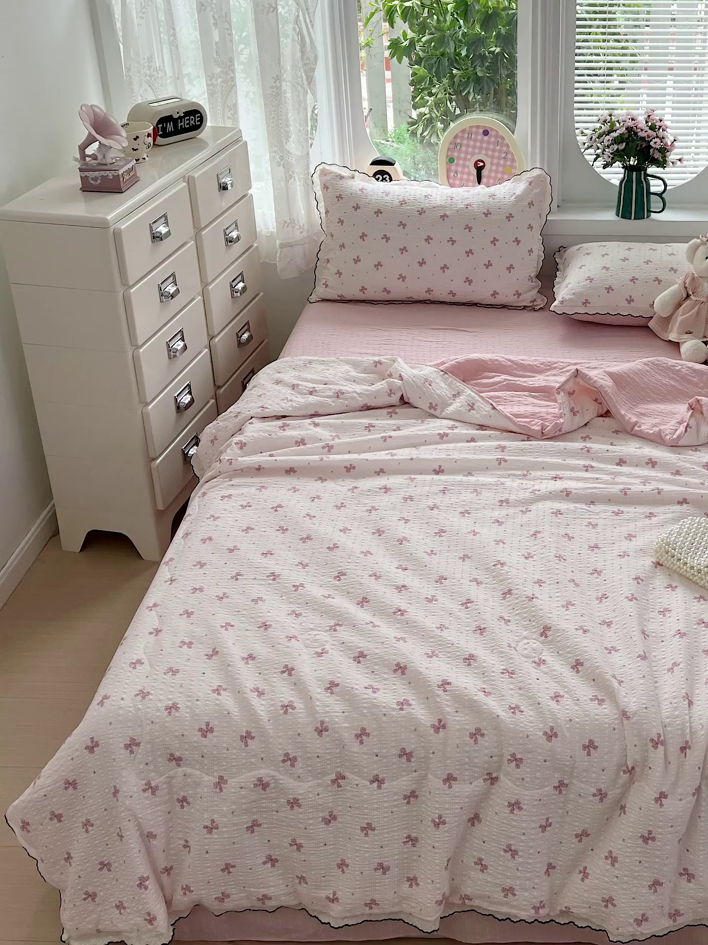 91家纺网 家纺一手货源 找家纺 金梦拉家纺 2026新款泡芙纱全棉小黑花边夏被四件套 可爱蝴蝶结