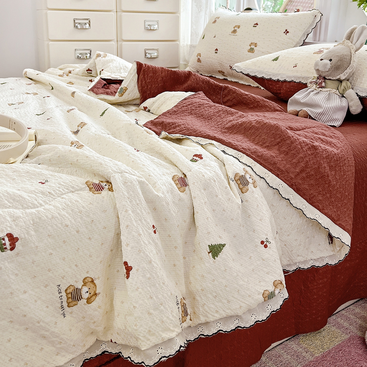 91家纺网 家纺一手货源 找家纺 金梦拉家纺 2026新款泡芙纱全棉小黑花边夏被四件套 可爱泰迪