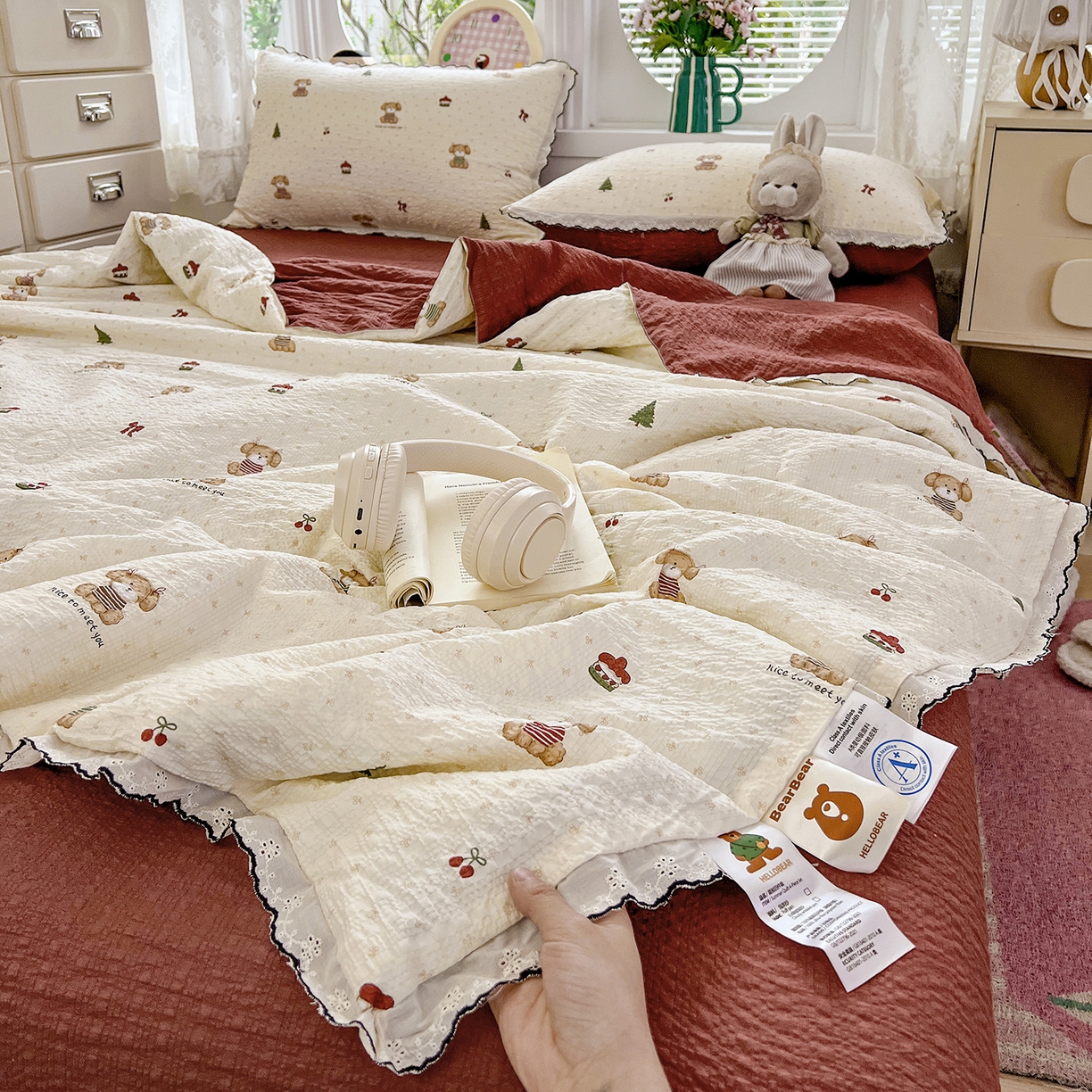 91家纺网 家纺一手货源 找家纺 金梦拉家纺 2026新款泡芙纱全棉小黑花边夏被四件套 可爱泰迪