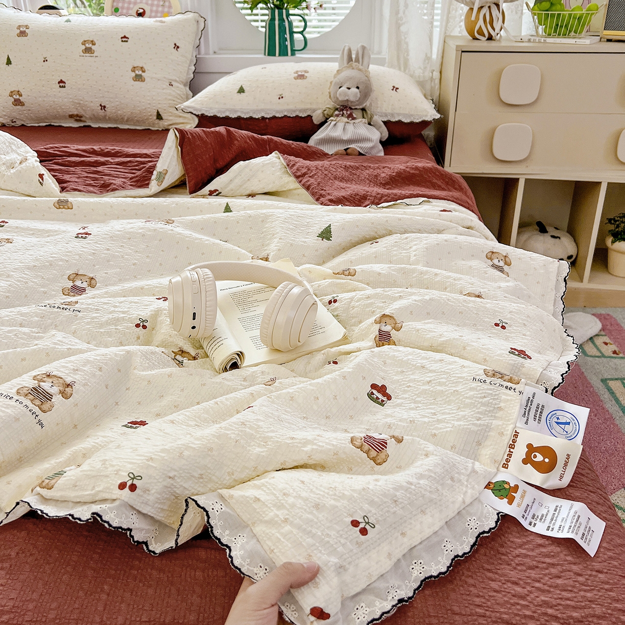 91家纺网 家纺一手货源 找家纺 金梦拉家纺 2026新款泡芙纱全棉小黑花边夏被四件套 可爱泰迪