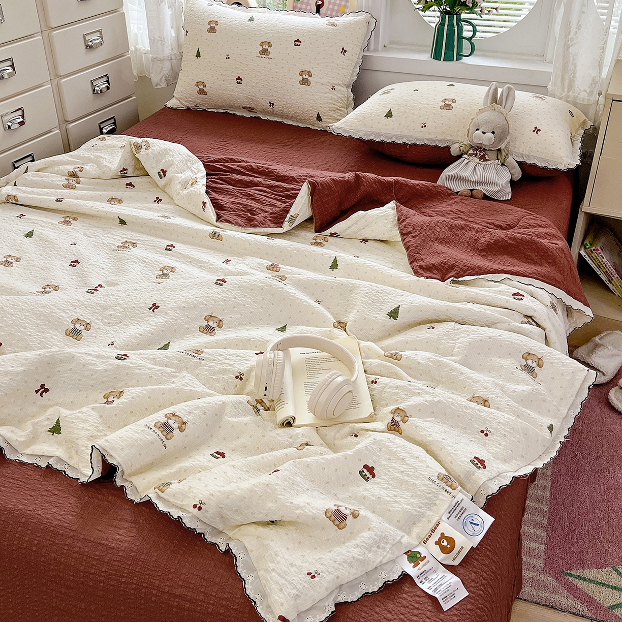 91家纺网 家纺一手货源 找家纺 金梦拉家纺 2026新款泡芙纱全棉小黑花边夏被四件套 可爱泰迪