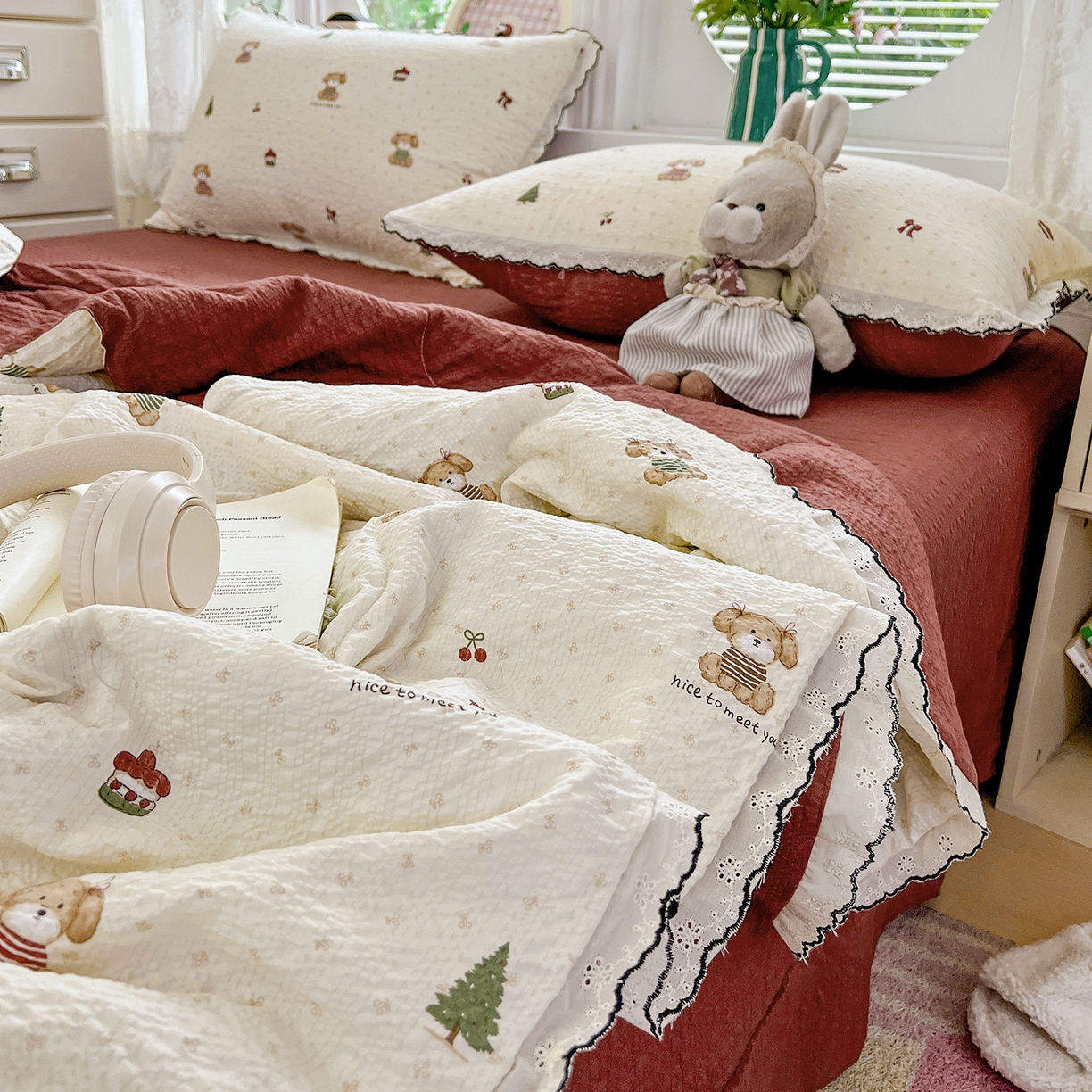 91家纺网 家纺一手货源 找家纺 金梦拉家纺 2026新款泡芙纱全棉小黑花边夏被四件套 可爱泰迪