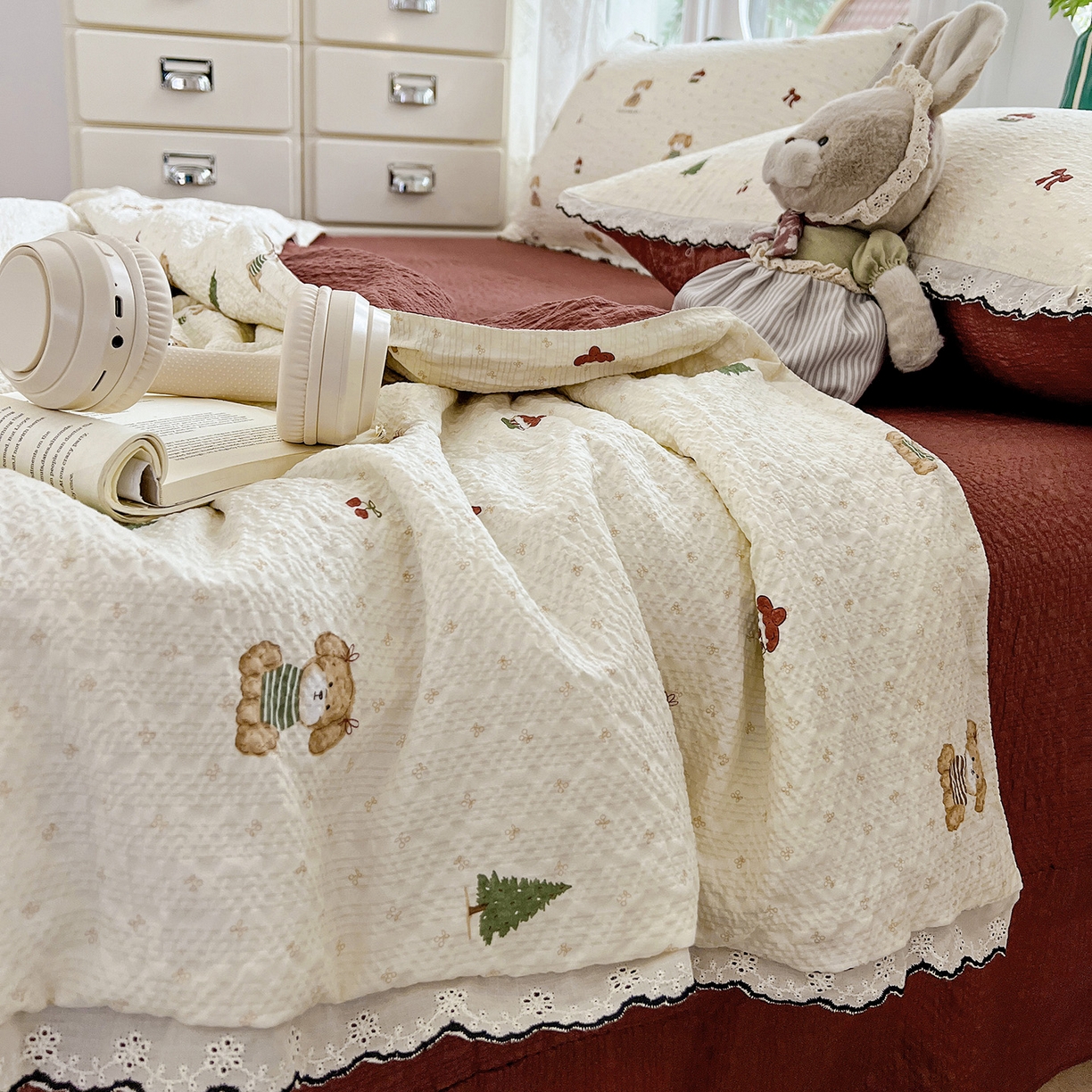 91家纺网 家纺一手货源 找家纺 金梦拉家纺 2026新款泡芙纱全棉小黑花边夏被四件套 可爱泰迪