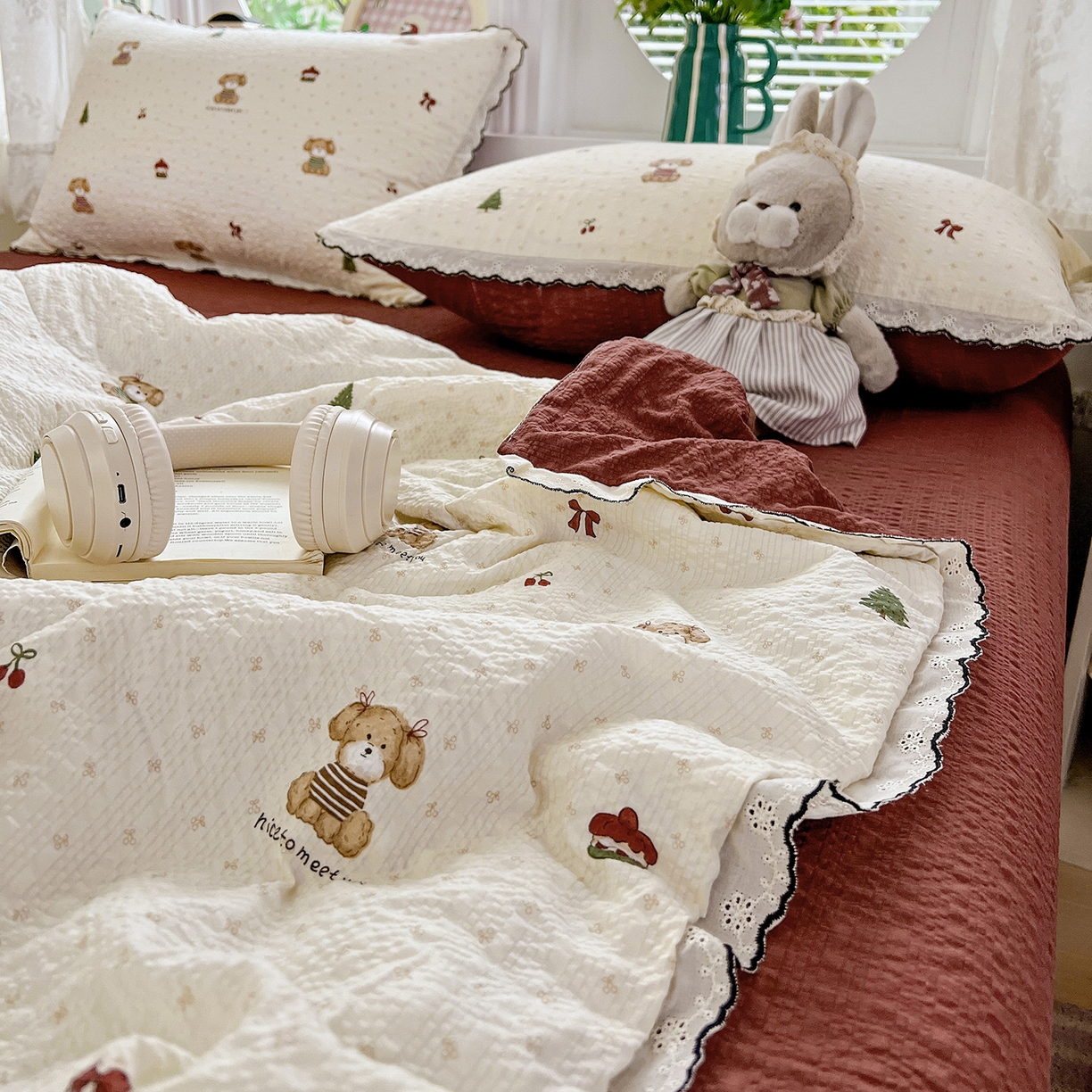 91家纺网 家纺一手货源 找家纺 金梦拉家纺 2026新款泡芙纱全棉小黑花边夏被四件套 可爱泰迪