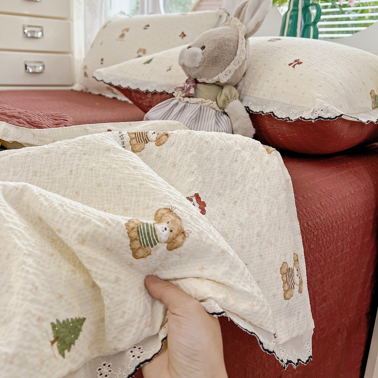 91家纺网 家纺一手货源 找家纺 金梦拉家纺 2026新款泡芙纱全棉小黑花边夏被四件套 可爱泰迪