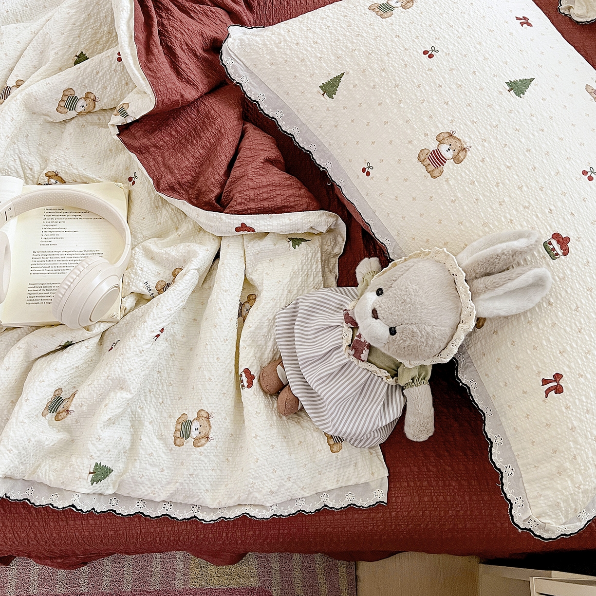 91家纺网 家纺一手货源 找家纺 金梦拉家纺 2026新款泡芙纱全棉小黑花边夏被四件套 可爱泰迪