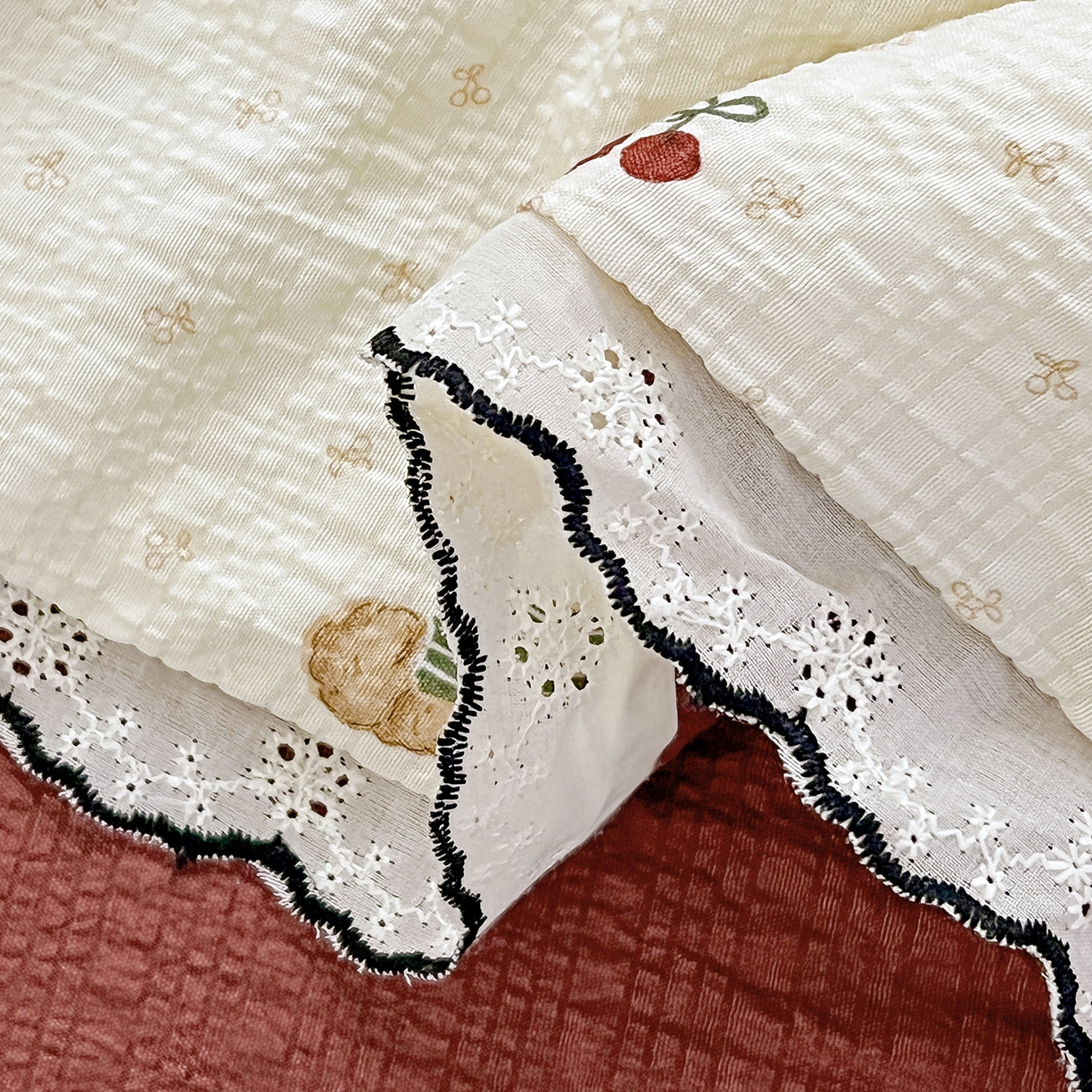 91家纺网 家纺一手货源 找家纺 金梦拉家纺 2026新款泡芙纱全棉小黑花边夏被四件套 可爱泰迪