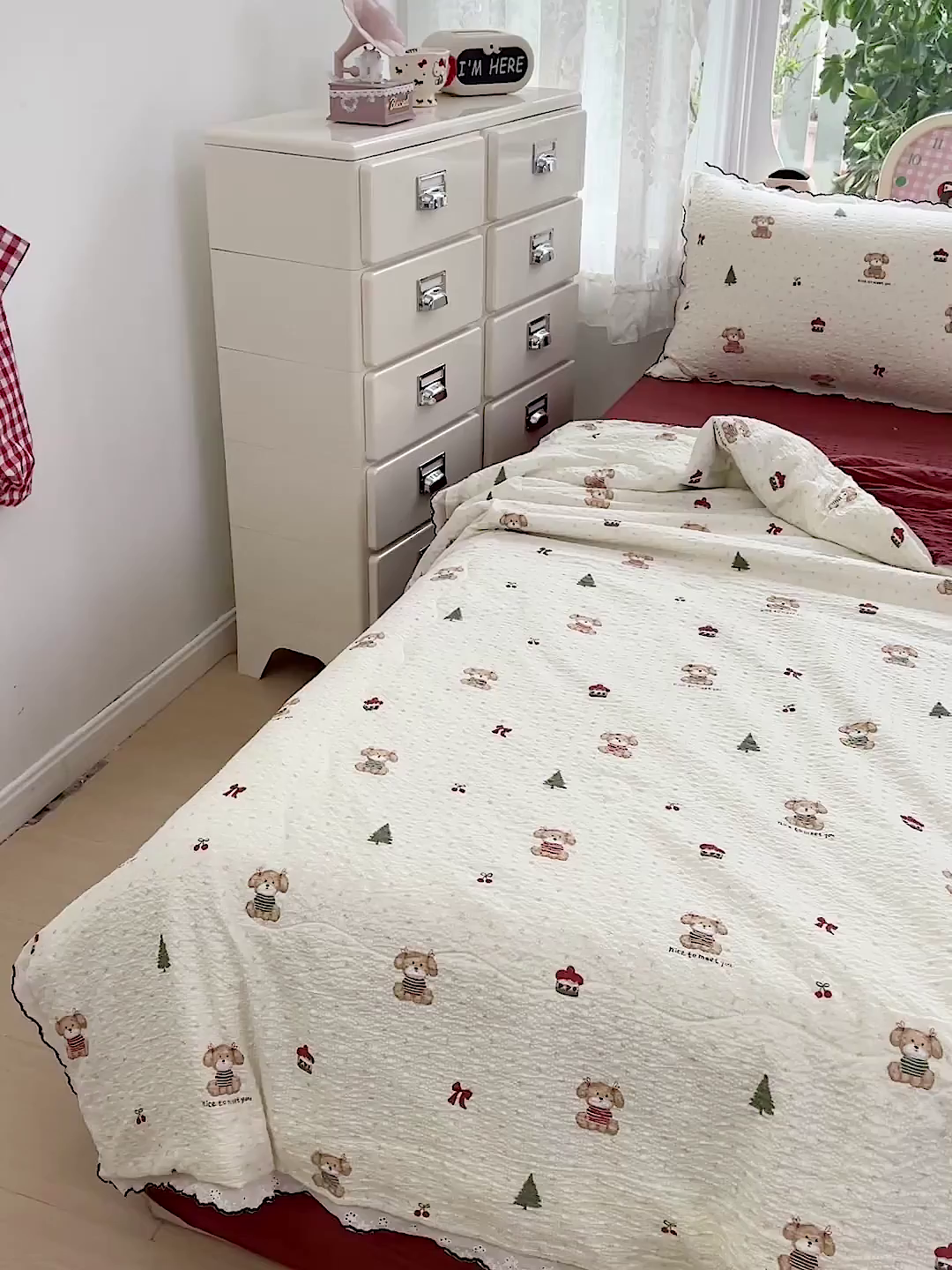 91家纺网 家纺一手货源 找家纺 金梦拉家纺 2026新款泡芙纱全棉小黑花边夏被四件套 可爱泰迪