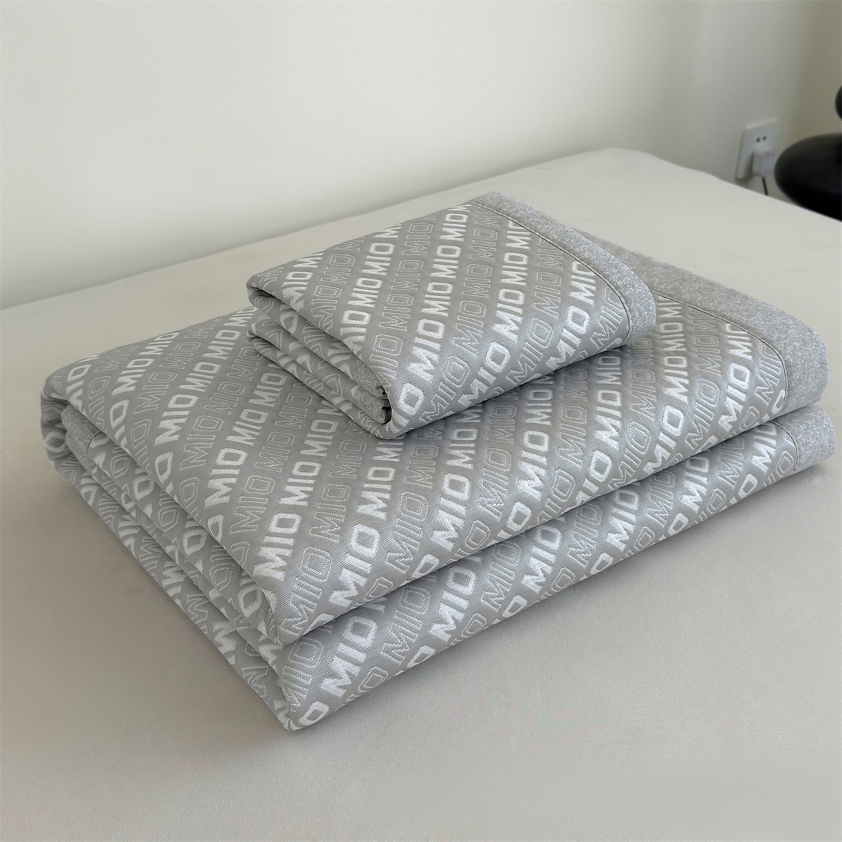 91家纺网 家纺一手货源 找家纺 源舍家纺 2026新款A类高端pe双面乙纶冰豆豆凉席空调软席摩登MIO系列（提供买家秀） 摩登MIO-灰 床席款