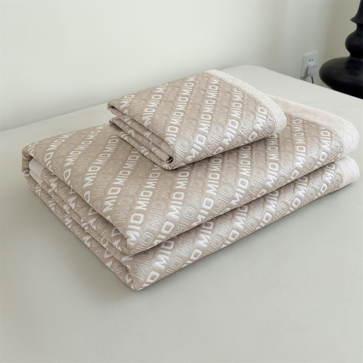 91家纺网 家纺一手货源 找家纺 源舍家纺 2026新款A类高端pe双面乙纶冰豆豆凉席空调软席摩登MIO系列（提供买家秀） 摩登MIO-卡其 床席款