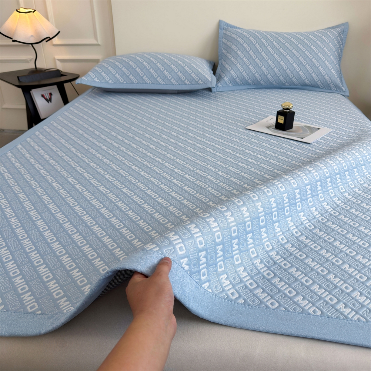 91家纺网 家纺一手货源 找家纺 源舍家纺 2026新款A类高端pe双面乙纶冰豆豆凉席空调软席摩登MIO系列（提供买家秀） 摩登MIO-蓝 床席款