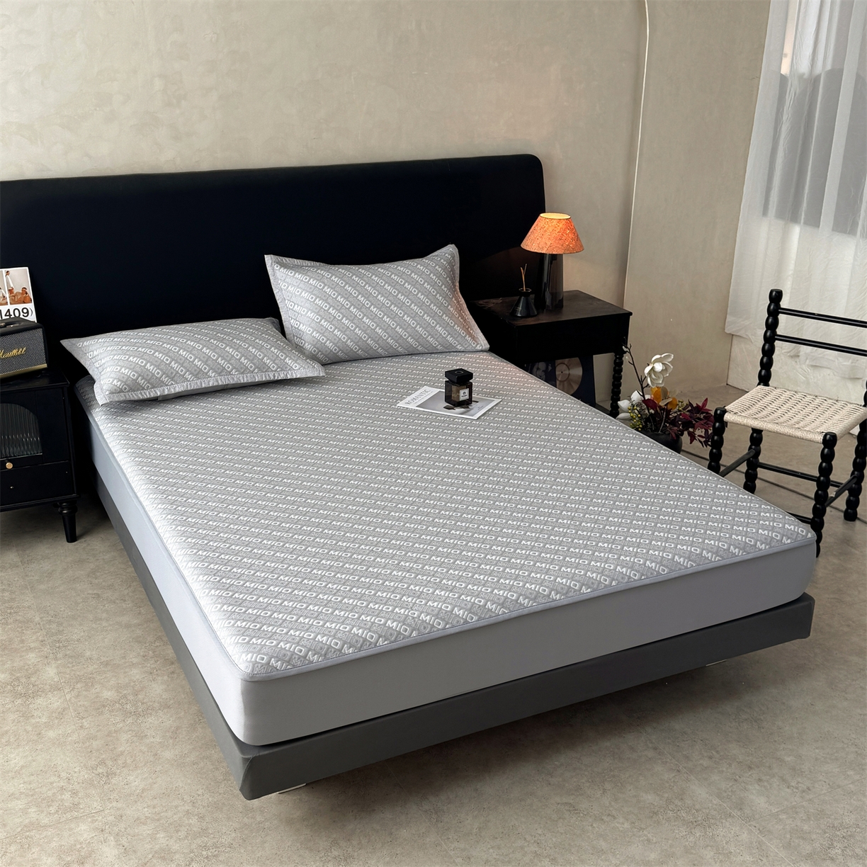 91家纺网 家纺一手货源 找家纺 源舍家纺 2026新款A类高端pe双面乙纶冰豆豆凉席空调软席摩登MIO系列（提供买家秀） 摩登MIO-灰 床笠款