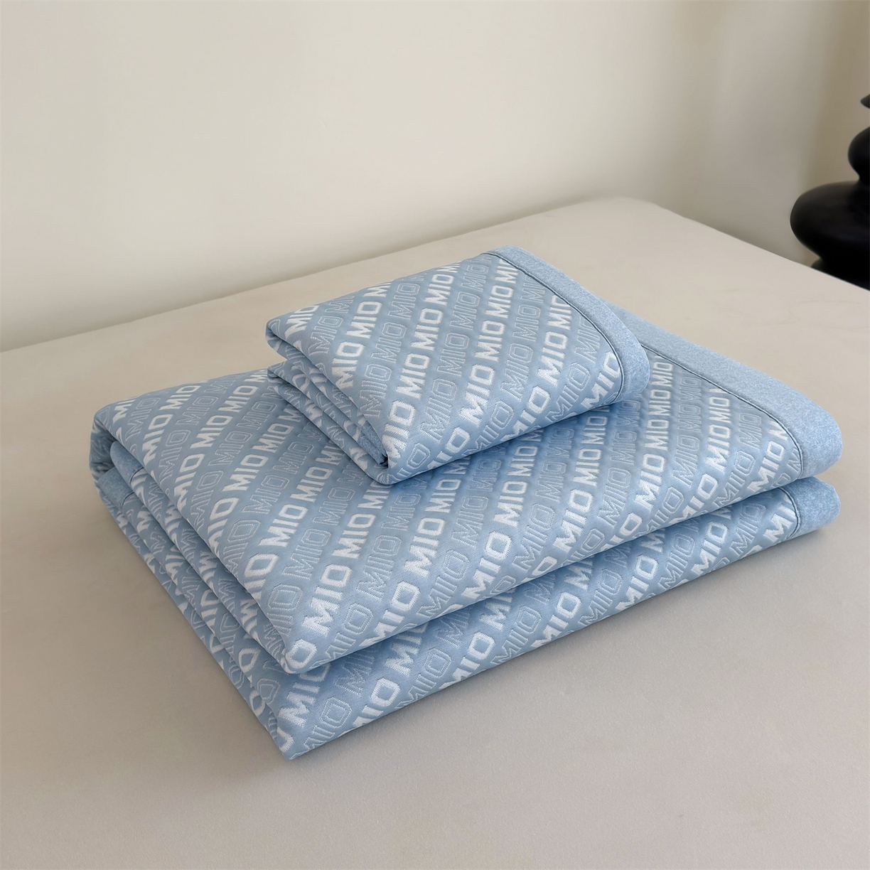 91家纺网 家纺一手货源 找家纺 源舍家纺 2026新款A类高端pe双面乙纶冰豆豆凉席空调软席摩登MIO系列（提供买家秀） 摩登MIO-蓝 床席款