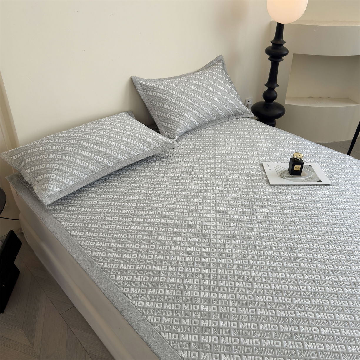 91家纺网 家纺一手货源 找家纺 源舍家纺 2026新款A类高端pe双面乙纶冰豆豆凉席空调软席摩登MIO系列（提供买家秀） 摩登MIO-灰 床席款