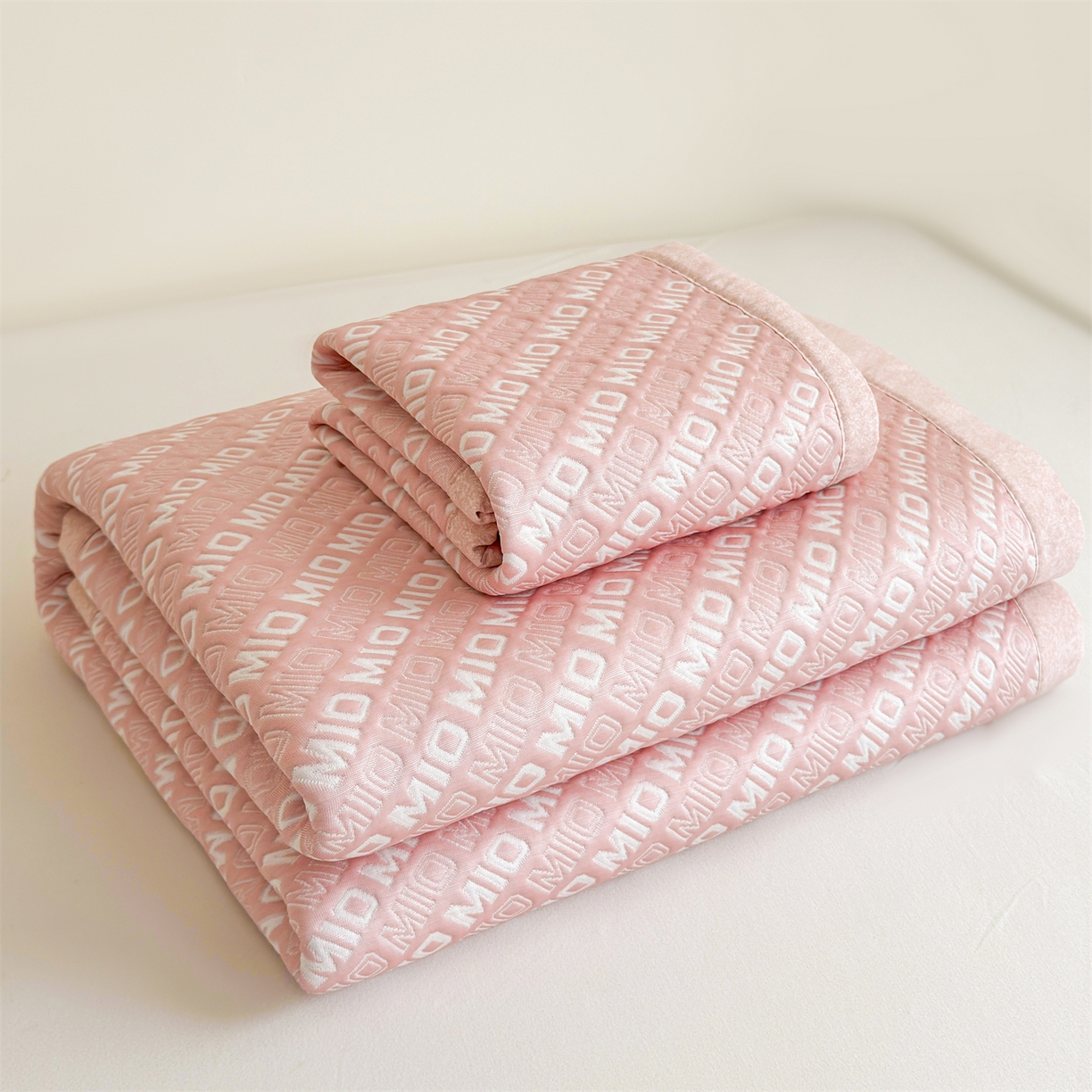 91家纺网 家纺一手货源 找家纺 源舍家纺 2026新款A类高端pe双面乙纶冰豆豆凉席空调软席摩登MIO系列（提供买家秀） 摩登MIO-粉 床席款