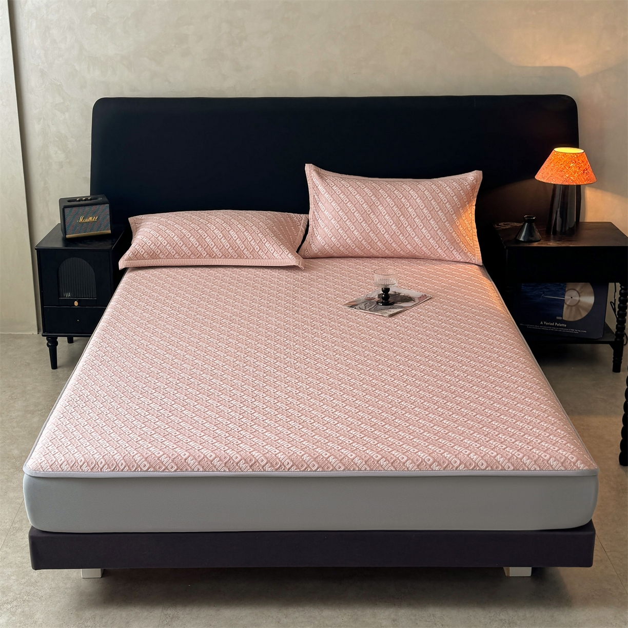 91家纺网 家纺一手货源 找家纺 源舍家纺 2026新款A类高端pe双面乙纶冰豆豆凉席空调软席摩登MIO系列（提供买家秀） 摩登MIO-粉 床笠款