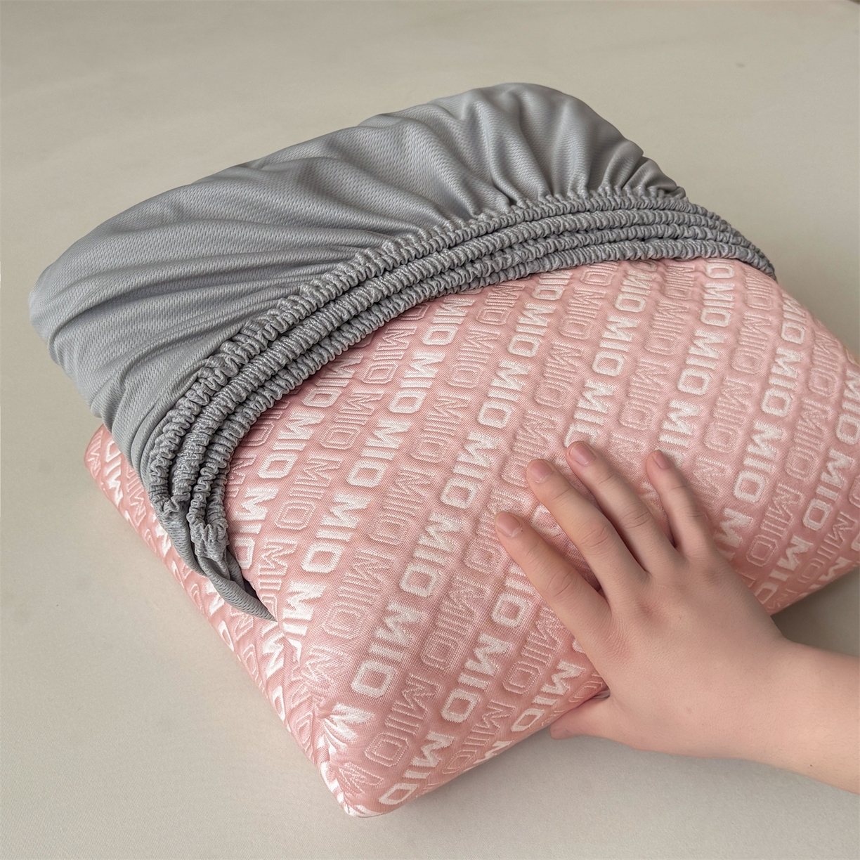 91家纺网 家纺一手货源 找家纺 源舍家纺 2026新款A类高端pe双面乙纶冰豆豆凉席空调软席摩登MIO系列（提供买家秀） 摩登MIO-粉 床笠款