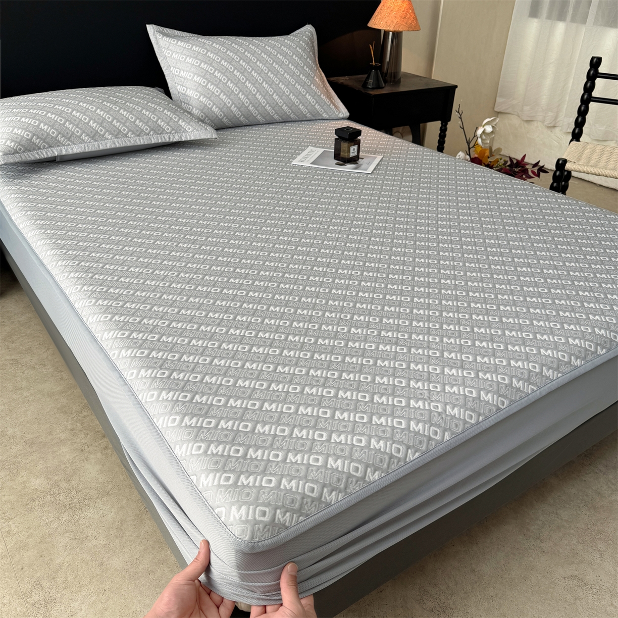 91家纺网 家纺一手货源 找家纺 源舍家纺 2026新款A类高端pe双面乙纶冰豆豆凉席空调软席摩登MIO系列（提供买家秀） 摩登MIO-灰 床笠款