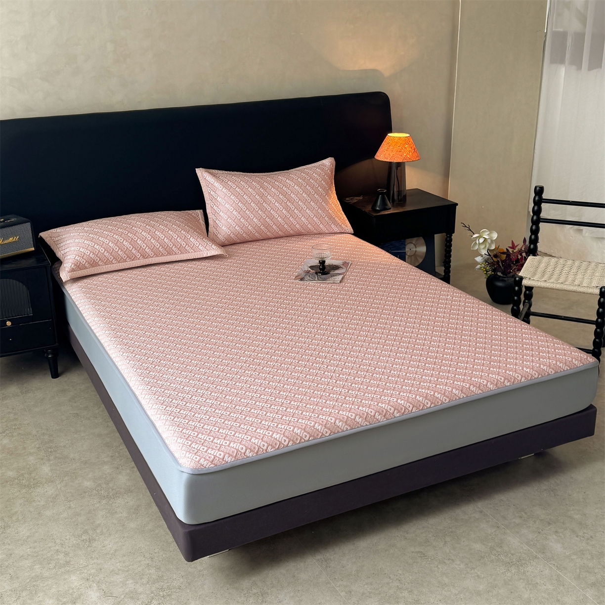 91家纺网 家纺一手货源 找家纺 源舍家纺 2026新款A类高端pe双面乙纶冰豆豆凉席空调软席摩登MIO系列（提供买家秀） 摩登MIO-粉 床笠款