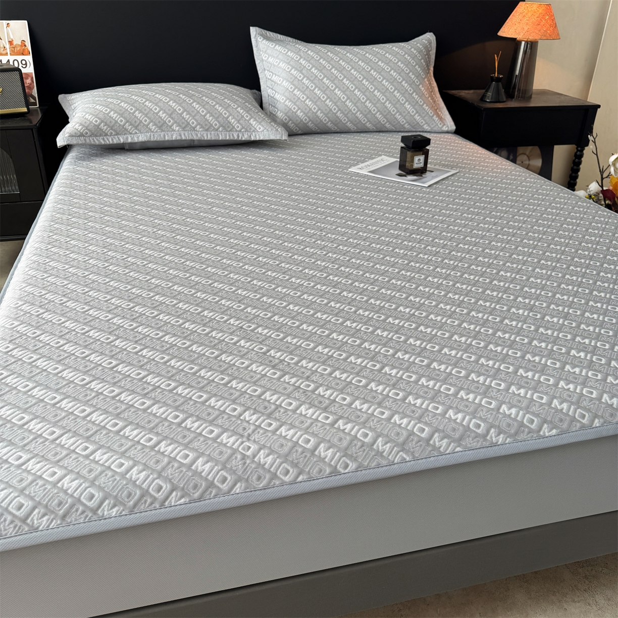 91家纺网 家纺一手货源 找家纺 源舍家纺 2026新款A类高端pe双面乙纶冰豆豆凉席空调软席摩登MIO系列（提供买家秀） 摩登MIO-灰 床笠款