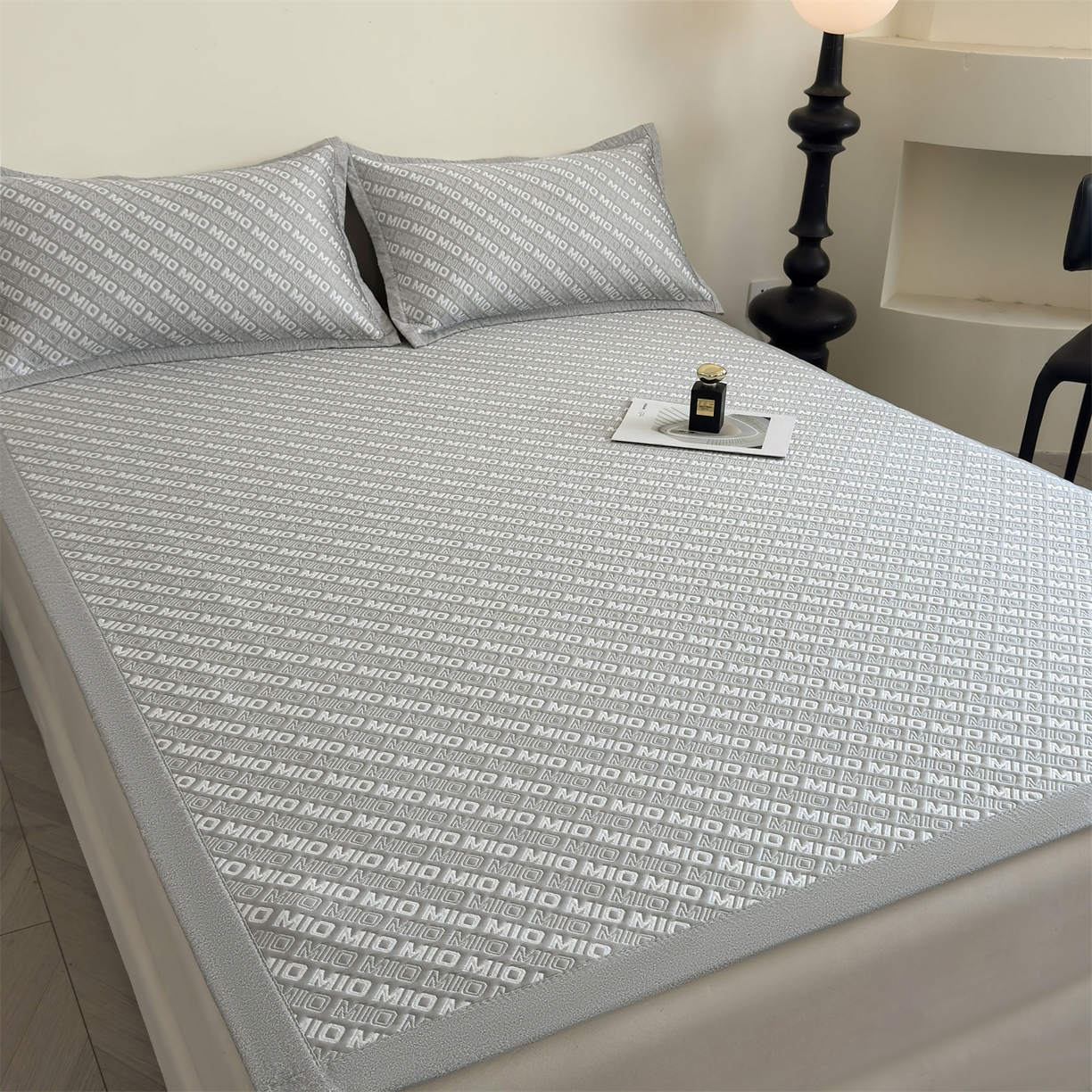 91家纺网 家纺一手货源 找家纺 源舍家纺 2026新款A类高端pe双面乙纶冰豆豆凉席空调软席摩登MIO系列（提供买家秀） 摩登MIO-灰 床席款